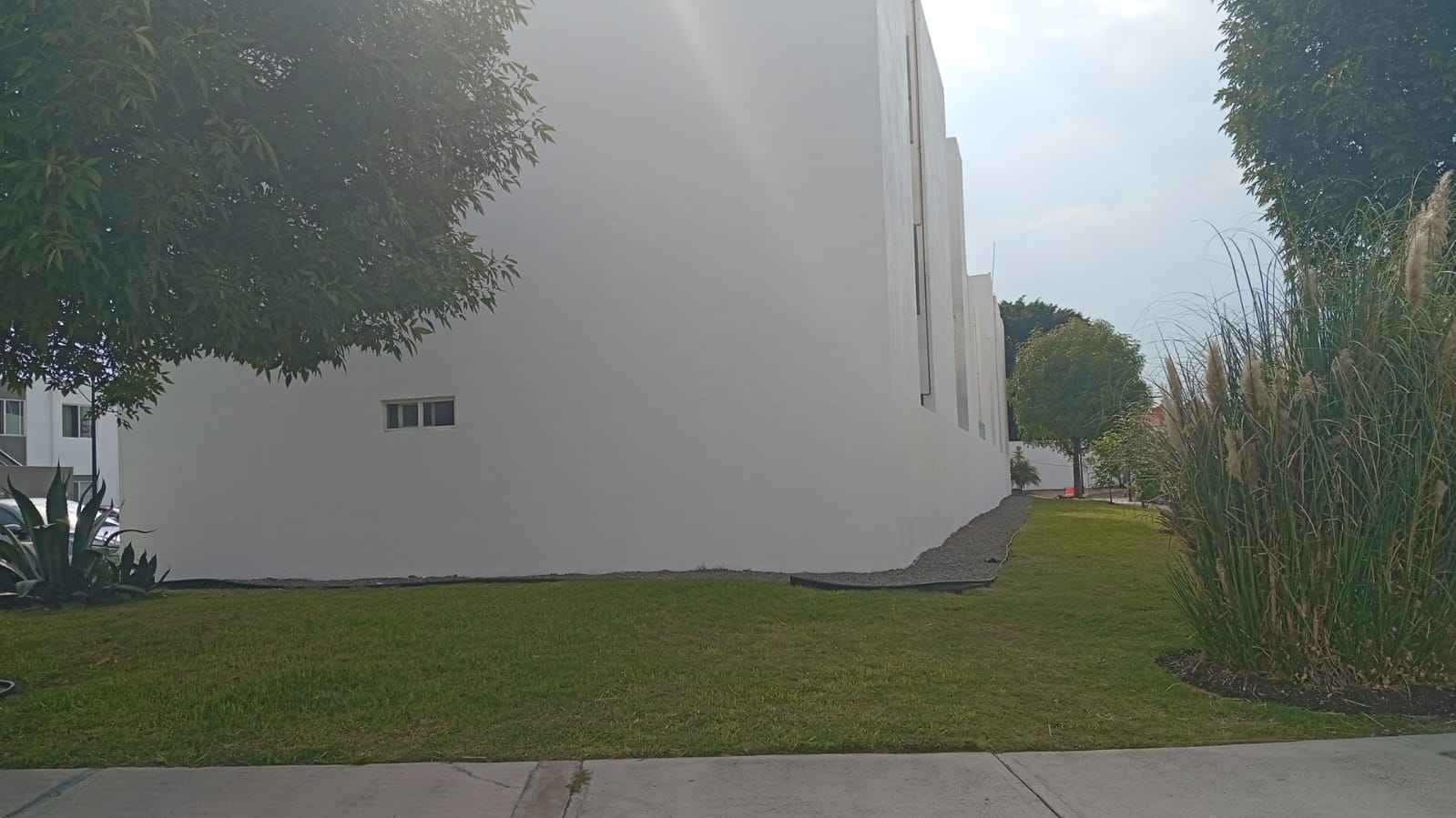 Jardinera rodeando edificio central